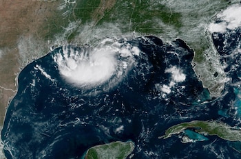 Vista satelital del golfo de México con una densa formación nubosa blanca sobre las costas de Texas y Luisiana