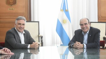 Martín Llaryora hace equilibrio con