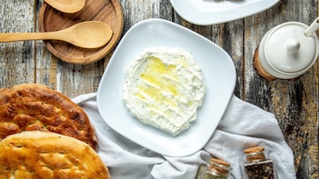 Cómo hacer labneh, el queso untable típico de Oriente Medio que puedes preparar en casa usando solo un yogur