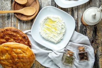 Receta de labneh con aceite de oliva (Freepik)