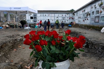 Rosas junto a voluntarios y