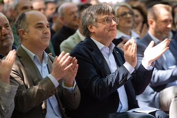 El secretario general de Junts per Catalunya, Jordi Turull, y el expresidente de la Generalitat, Carles Puigdemont. (Glòria Sánchez / Europa Press)
