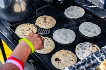 En las zonas urbanas y en el Área Metropolitana de San Salvador predomina la compra de tortillas y pupusas ya preparadas. (Cortesía: Prensa San Salvador Centro)