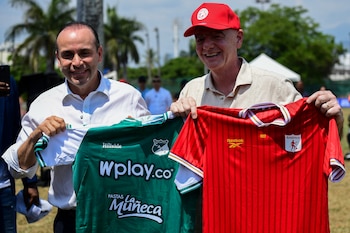Gianni Infantino junto a Alejandro Eder con las camisetas del América de Cali y Deportivo Cali-crédito Jaime Saldarriaga/AFP
