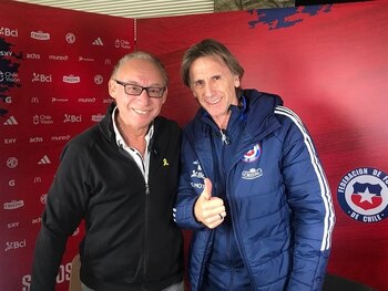 El periodista chileno junto al director técnico de La Roja, Ricardo Gareca - crédito @misrael61 / Instagram