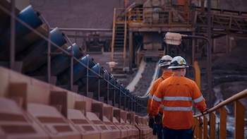 Casi 100 nuevas restricciones reconfiguran el comercio global de minerales críticos