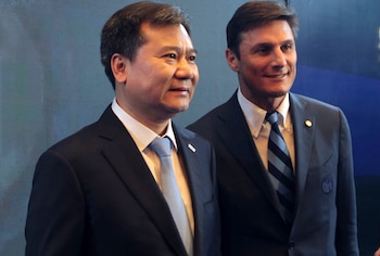 Zhan Jindong junto a Javier