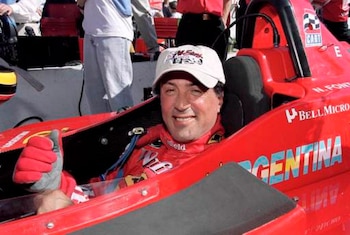 Sylvester Stallone sentado en el