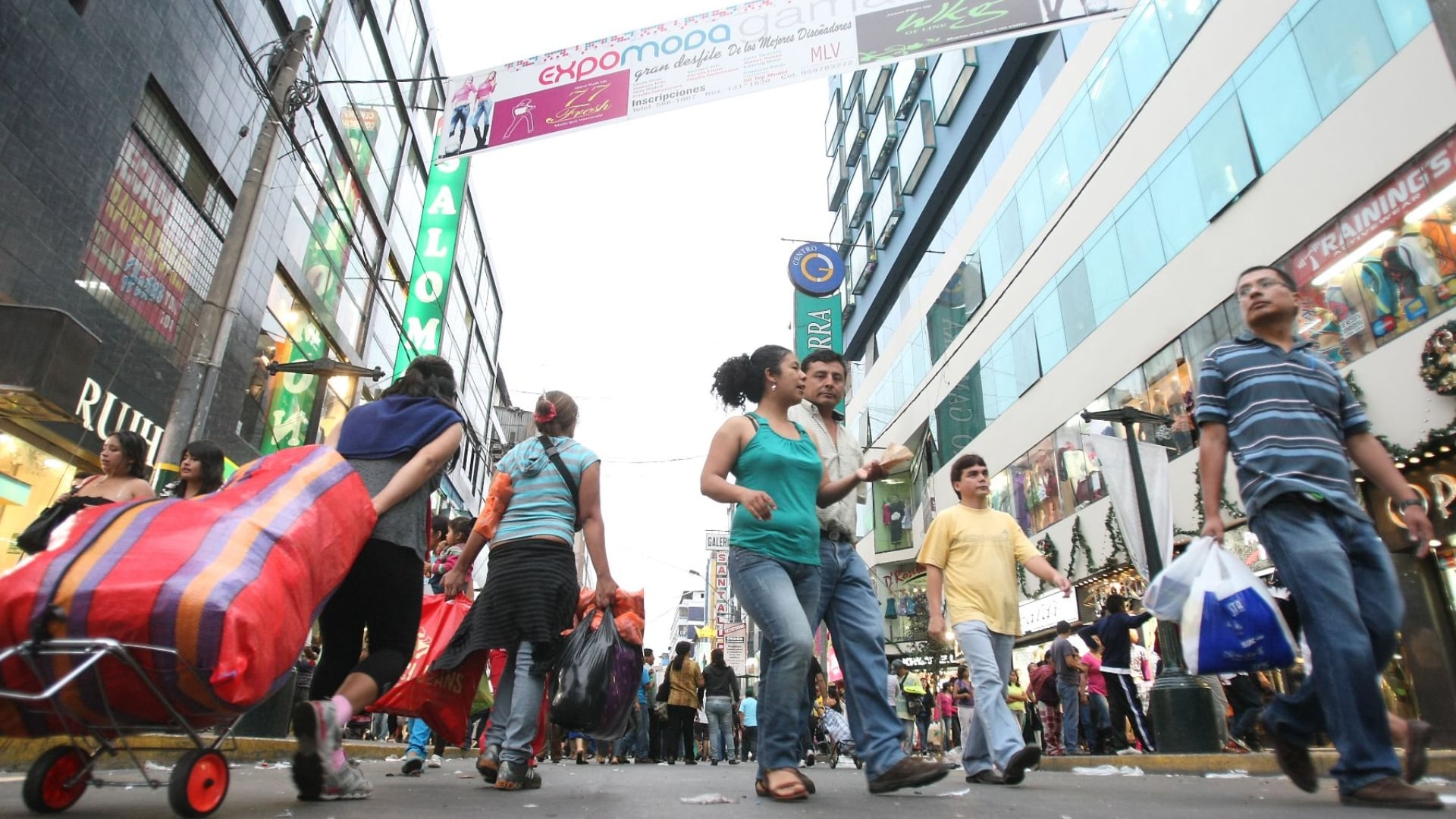 La semana laboral de cuatro días puede aplicarse de distintas maneras. Una de ellas es concentrar la misma cantidad de horas semanales en solo cuatro jornadas. Foto: Andina