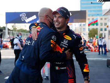 Fórmula Uno F1 - Gran Premio de Azerbaiyán - Circuito de la Ciudad de Bakú, Bakú, Azerbaiyán. 6 de junio de 2021. Sergio Pérez de Red Bull celebra después de ganar la carrera. Pool vía REUTERS/Maxim Shemetov