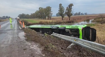 Un micro volcó en Carmen de Areco y hay heridos