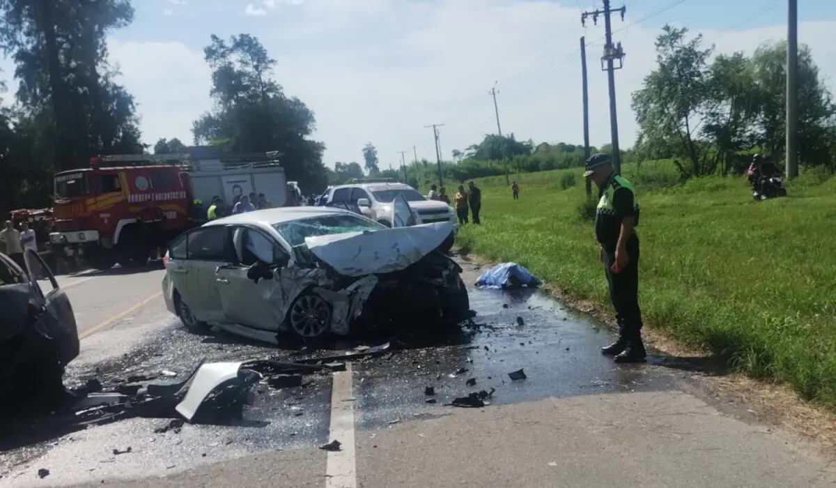 El conductor de 31 años del Chevrolet Corsa falleció tras la colisión, mientras los ocupantes del Toyota Corolla resultaron con lesiones graves