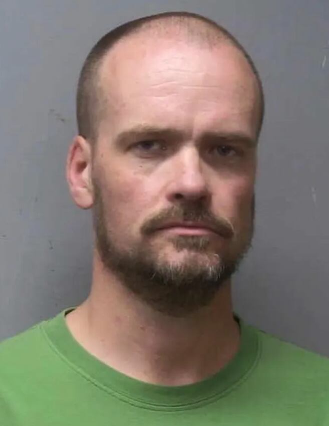 El propietario del inmueble permanece detenido y enfrenta cargos por delitos vinculados a la explotación sexual infantil y la invasión de la privacidad (Madera County Sheriff’s Office)