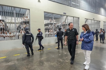 Mandatarios en El Salvador, visita de la Ministra de Seguridad en Argentina Patricia Bullrich, en el Cecot de El Salvador. Foto Infobae Centroamérica/Cortesía Gobierno de El Salvador