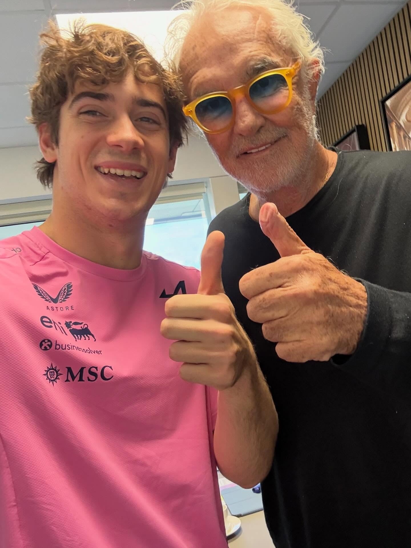El piloto Franco Colapinto y el directivo Flavio Briatore realizan el gesto de aprobación durante un encuentro en el ámbito de la Fórmula 1.