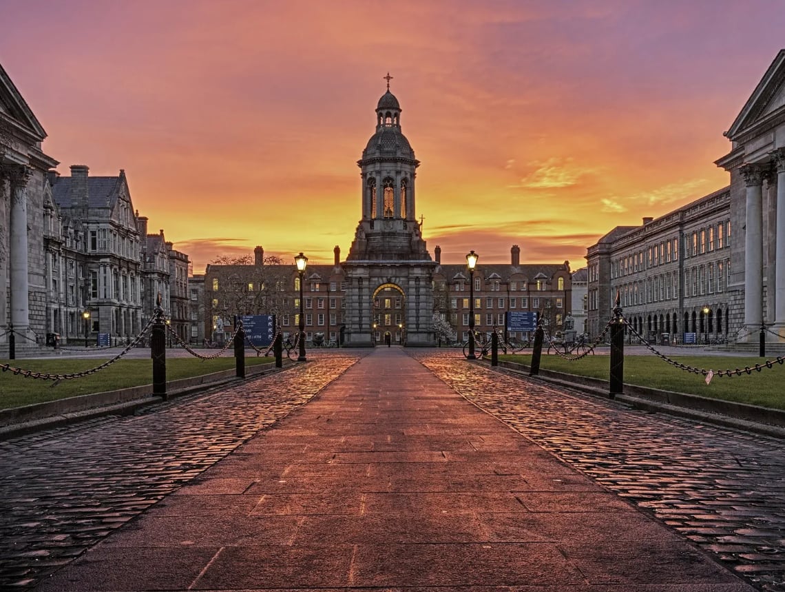 La histórica universidad irlandesa figura entre las instituciones elegidas por estudiantes norteamericanos que buscan una experiencia académica internacional en inglés (Trinity College Dublin)