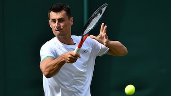 Bernard Tomic, ex número 17 del mundo y ganador de cuatro títulos ATP, protagonizó un nuevo episodio polémico en una carrera marcada tanto por su talento como por las controversias (Crédito: Ben STANSALL / AFP)