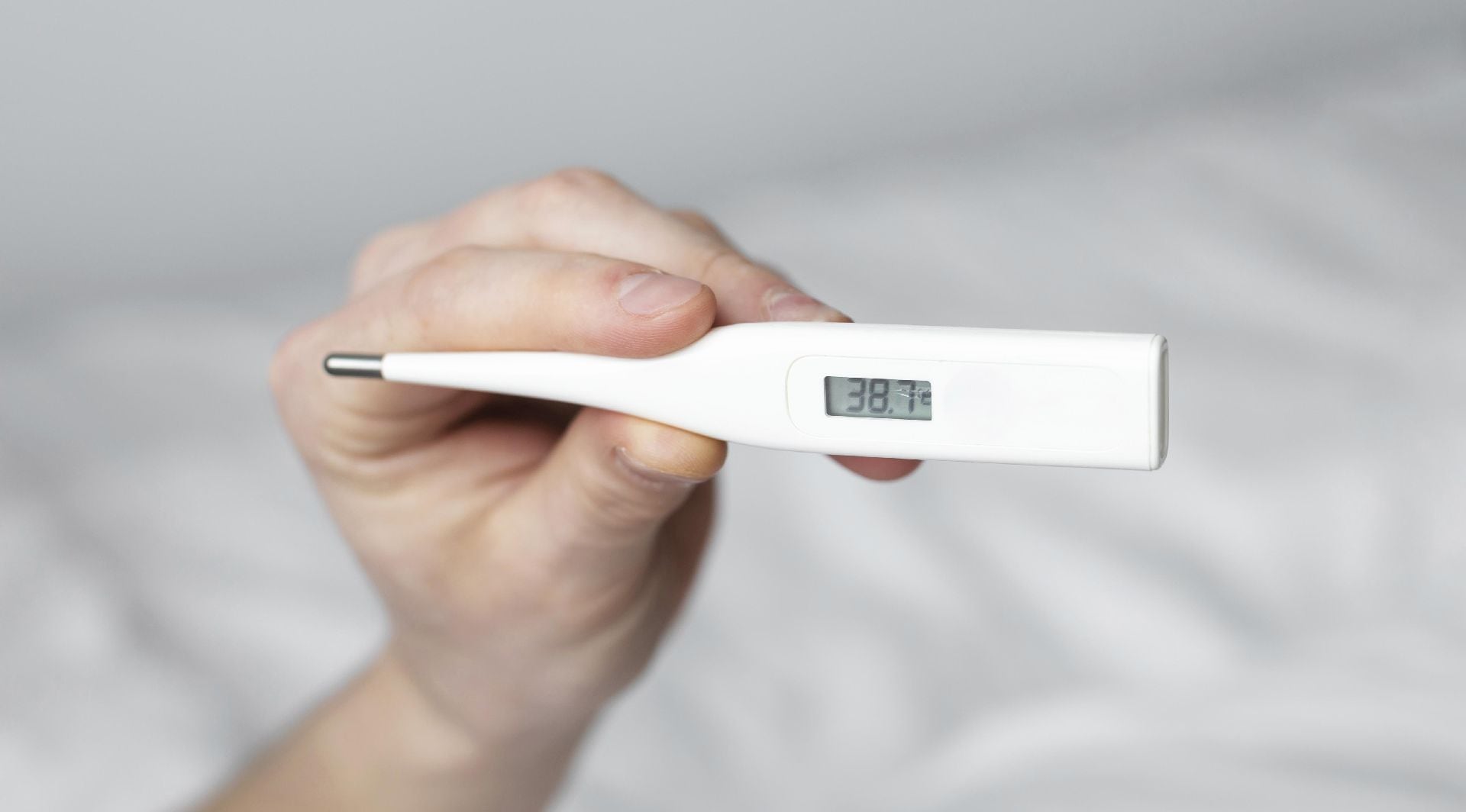 La invención y perfeccionamiento de este instrumento permitieron diagnósticos más precisos, el control de epidemias y el desarrollo de experimentos reproducibles en laboratorios de todo el mundo (Freepik)