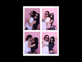 Cuatro fotografías estilo fotomatón en un fondo rosa, mostrando a Valentina Zenere y Sebastián Ortega interactuando, besándose y posando con gafas de sol