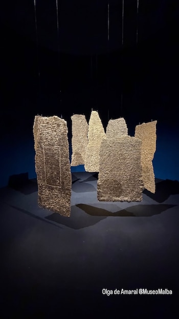 La exposición Cuerpo textil es la primera gran retrospectiva de Olga de Amaral en América Latina y reúne más de 50 obras textiles