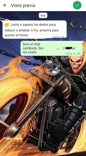 Captura de pantalla de un teléfono móvil, aplicación de chat, burbujas de texto, personaje Ghost Rider en motocicleta envuelta en llamas