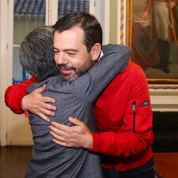 Con un efusivo abrazo, Carlos
