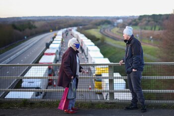 Una mujer lleva comida donada