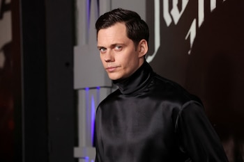 Bill Skarsgård revelou que sua família mantém um grupo de mensagens chamado The Baldwins, que inclui críticas e apoio de Stellan, Alexander e Gustaf Skarsgård (REUTERS/Mario Anzuoni)