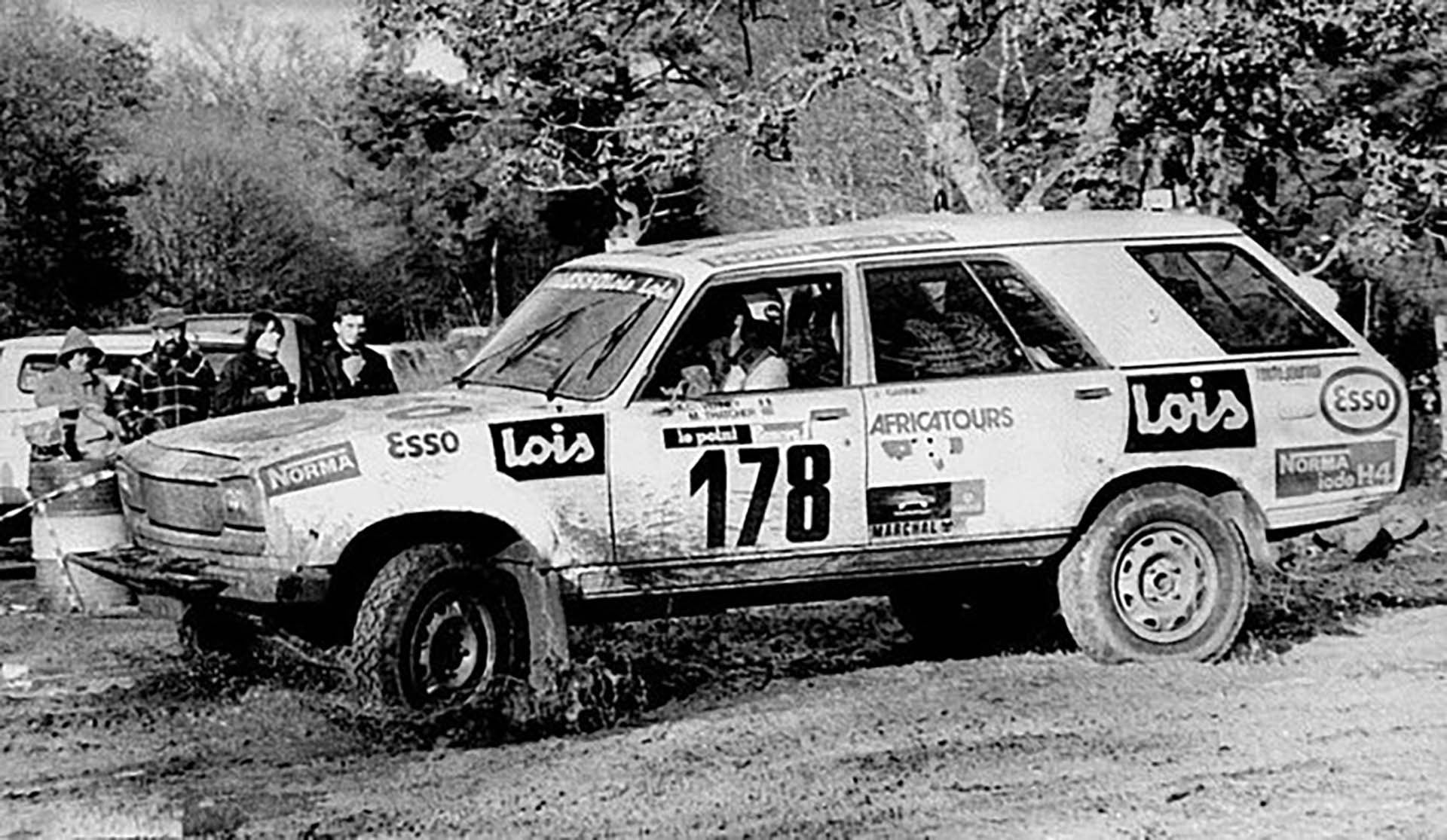 El Peugeot 504 familiar conducido por Charlotte Verney en el Rally París-Dakar de 1982. Allí también viajaba Mark Thatcher (@nandomartinez)