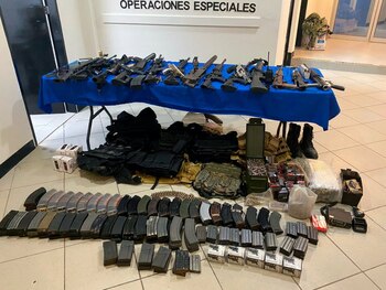 Armamento confiscado a presuntos perpetradores