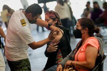 Vacunarán a personas de 50