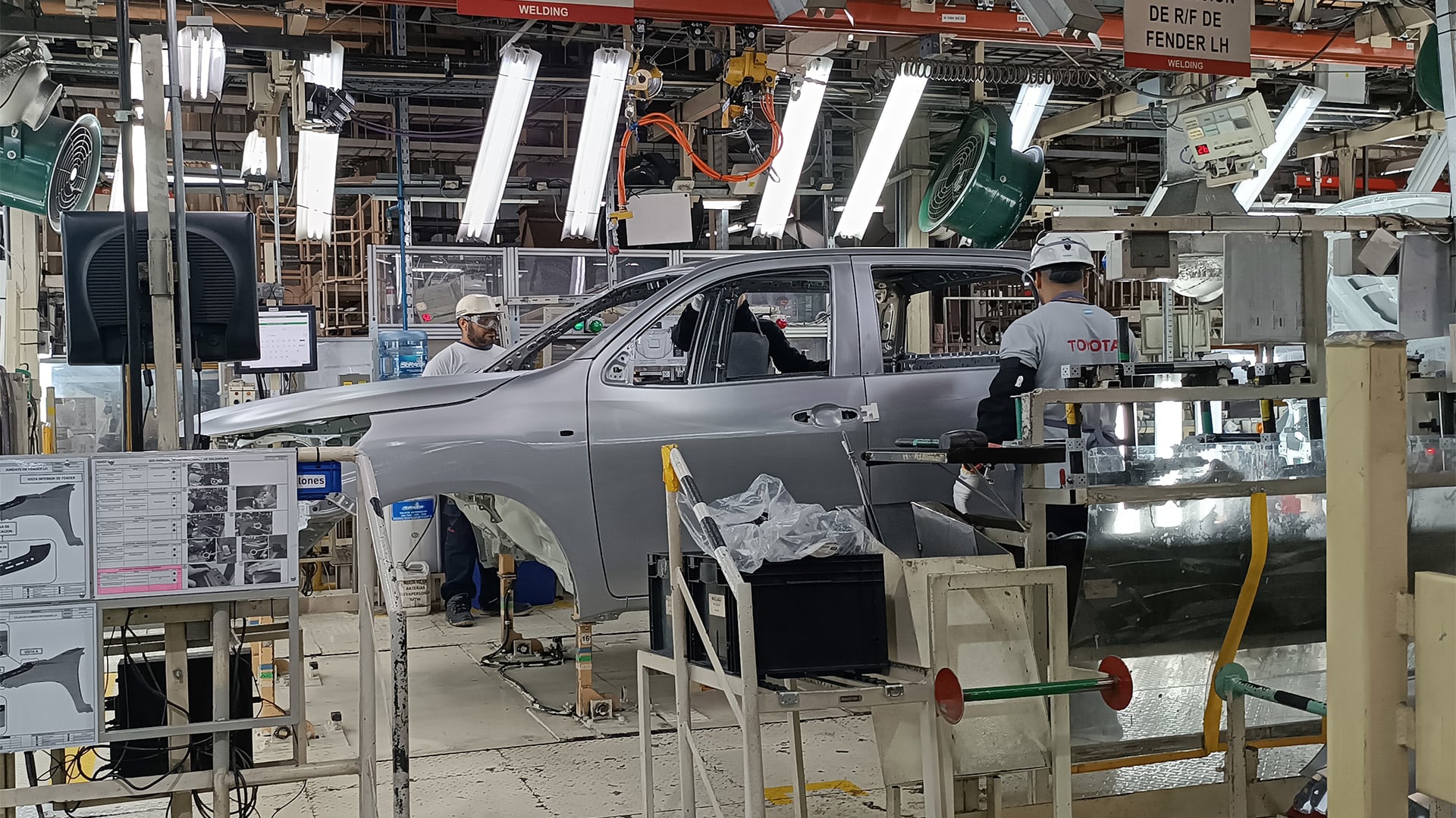 Toyota y Ford son las plantas que tienen mayor demanda de unidades para exportación. Ambas plantas tomaron diferentes caminos para que los operarios puedan ver el Mundial. (Infobae)