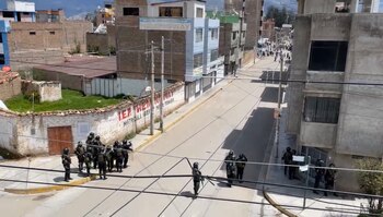 Policías disparan balas de goma