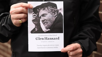 Bono, Eddie Vedder y una multitud dan el último adiós a Glen Hansard en Dublín