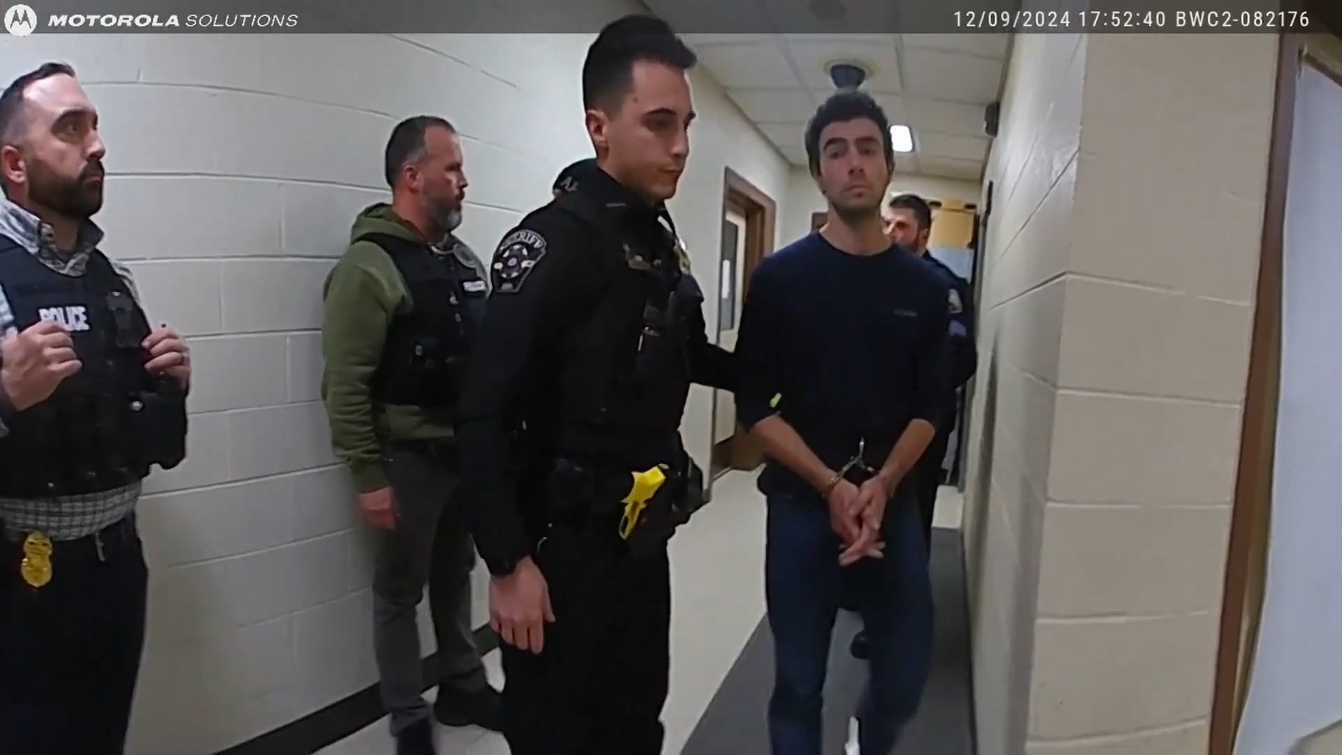 Las imágenes de cámaras corporales mostraron la detención de Luigi Mangione en un restaurante de Pensilvania en diciembre de 2024 (Captura de video: Scripps News).