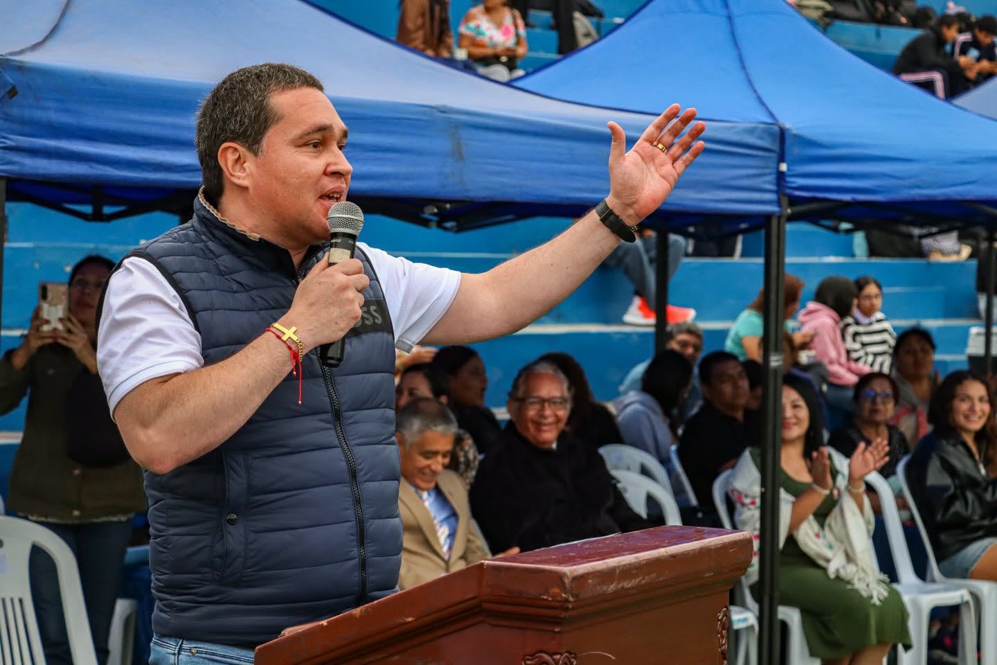 El alcalde de San Miguel, Eduardo Bless, habla desde un podio frente a los asistentes reunidos en un recinto al aire libre.
