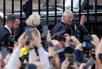 Carlos y Camilla entre la multitud que se acercó a Buckingham (REUTERS/John Sibley)