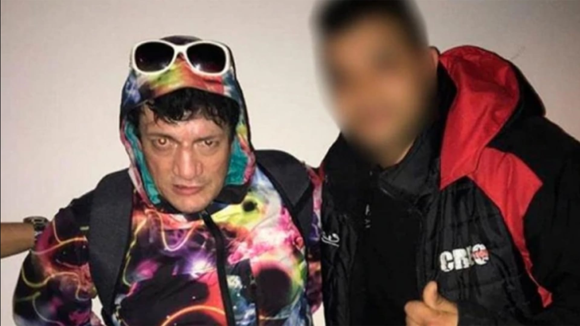 El músico junto a un integrante del staff de Ulises Bueno durante la madrugada del crimen en Pinar de Rocha