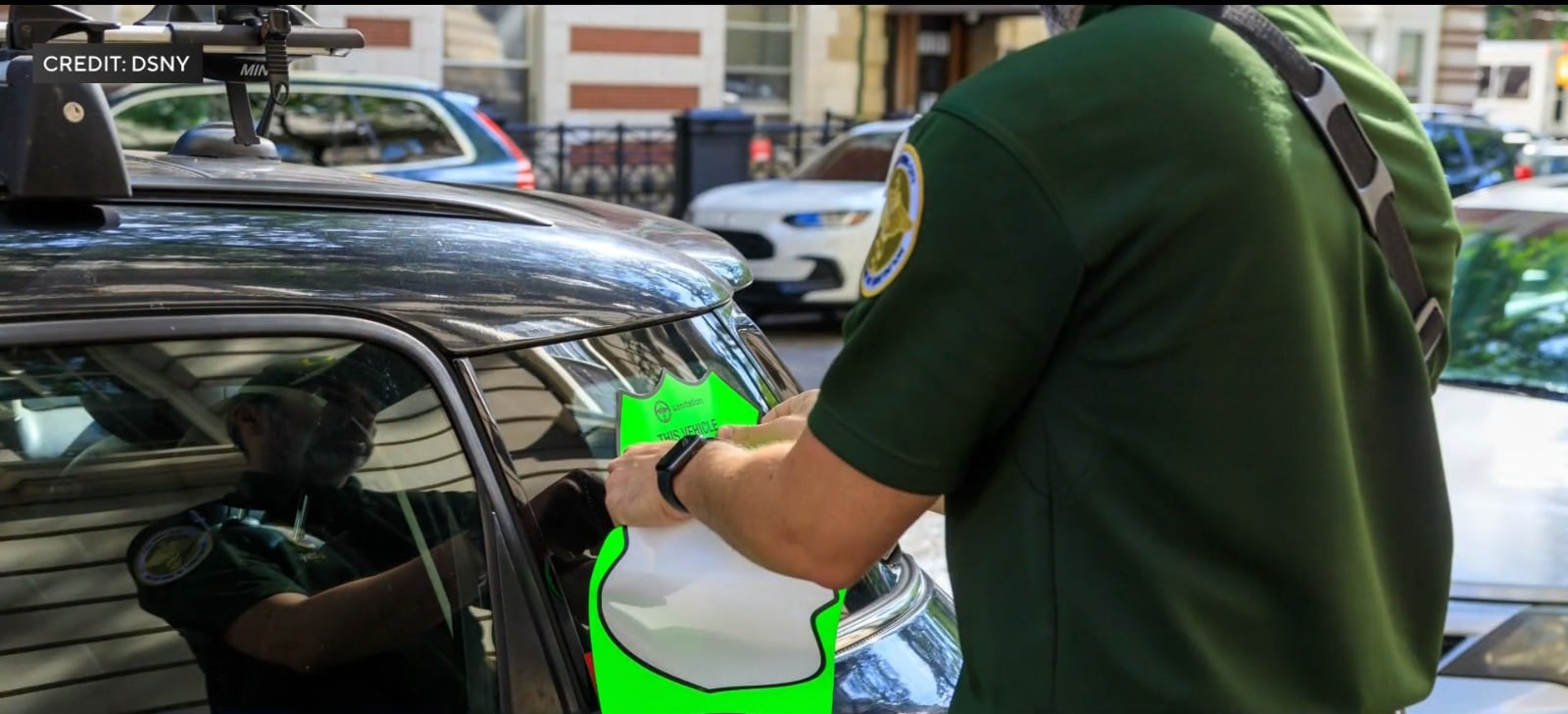 El Departamento de Saneamiento volvió a aplicar las pegatinas verdes en Manhattan para facilitar el paso de las barredoras de calles