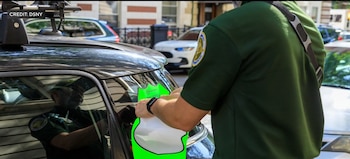 El Departamento de Saneamiento volvió a aplicar las pegatinas verdes en Manhattan para facilitar el paso de las barredoras de calles