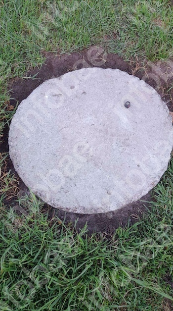 Tropezó al cruzar la calle y todo quedó registrado por una cámara de seguridad: ganó el juicio por una tapa de sumidero mal colocada
