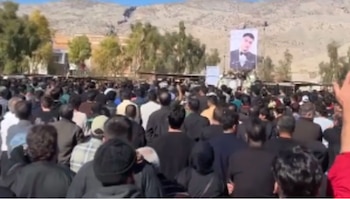 Las personas se congregan en