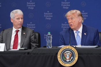 El presidente de Estados Unidos, Donald Trump, habla ante la Agencia de Protección Ambiental (EPA, por sus siglas en inglés) el jueves 23 de julio de 2026, en Washington, mientras el secretario de Energía, Chris Wright, escucha (AP Foto/Alex Brandon)
