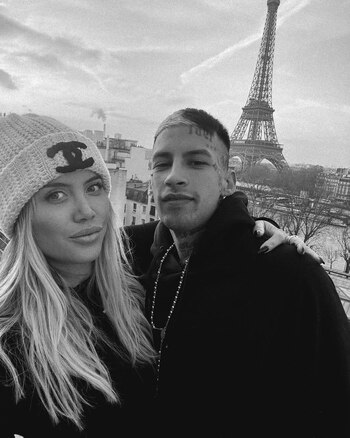 Con la Torre Eiffel de