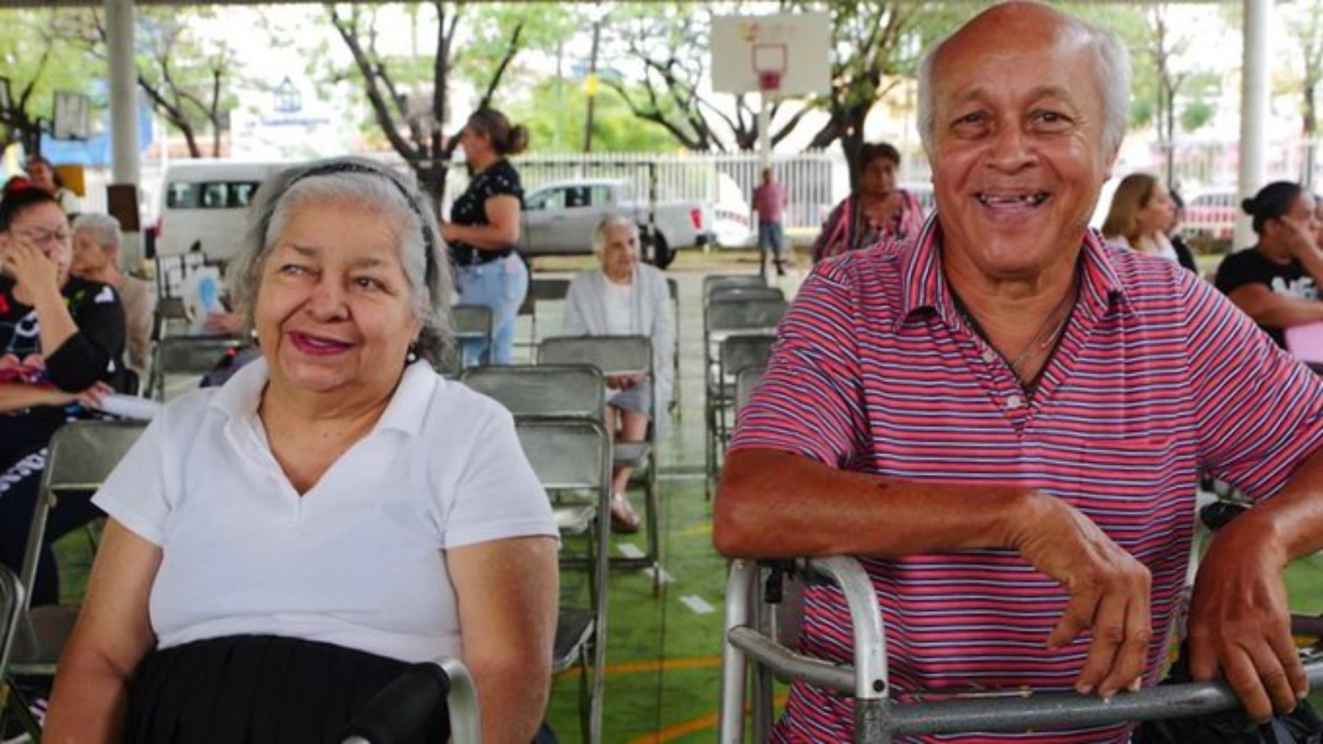 Los beneficiarios pueden cobrar su pensión en cualquier sucursal presentando identificación oficial y la Tarjeta del Bienestar desde temprano. (Secretaría del Bienestar)