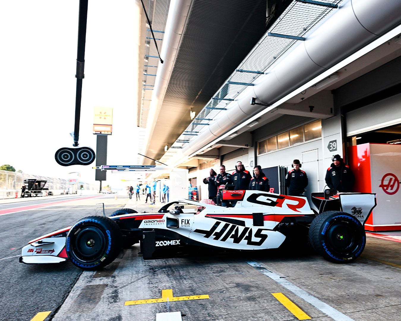 Haas presentó el nuevo VF-26 y tuvo sus primeros kilómetros en el Shakedown Week