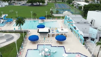 Florida clausura piscinas municipales de Hialeah: rescate de emergencia y falta de permisos en pleno verano