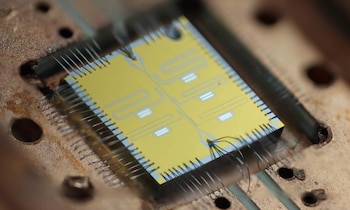 La computación cuántica aprovecha propiedades de la materia a escalas diminutas para abordar determinados problemas complejos de una manera diferente a las computadoras tradicionales.