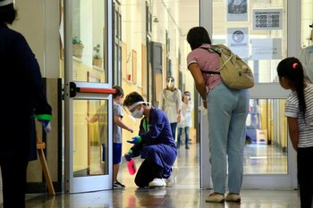 Personal de limpieza higieniza a