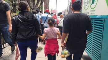 Las fiestas convocadas por el presidente siempre atraen a una gran cantidad de gente. (Foto: @05Cesgar)